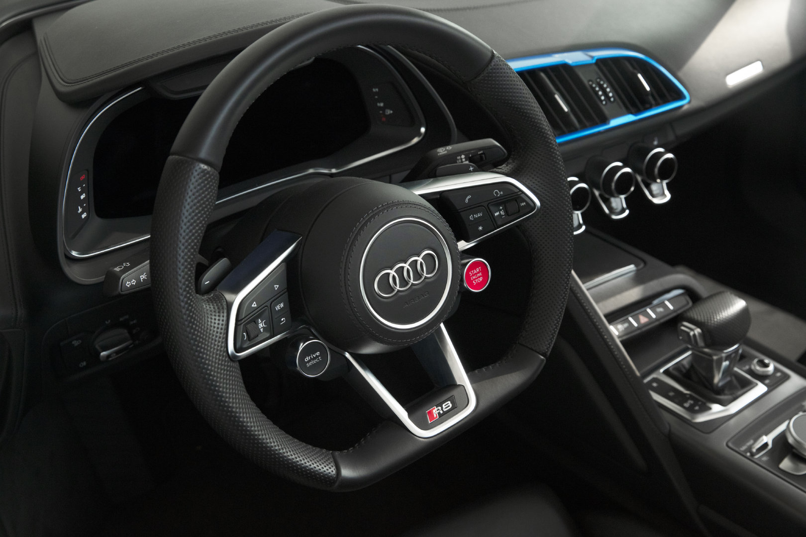 尽享自由，王者基因。 ----------奥迪R8