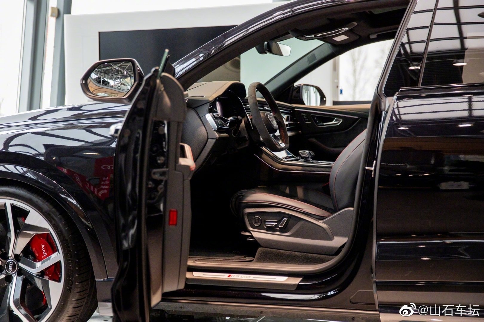 汽车美图:兰博基尼同母异父奥迪rsq8