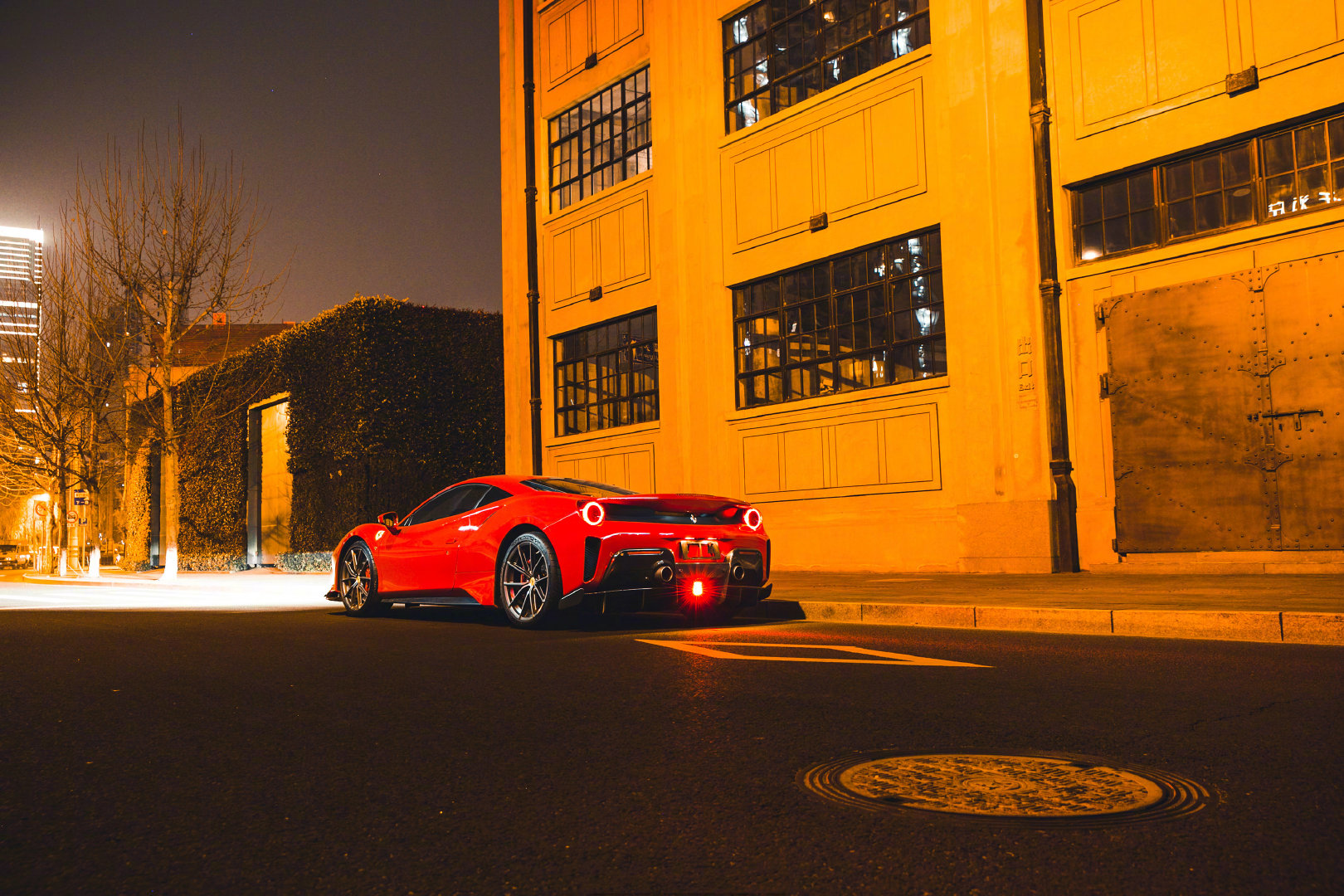 你说美不美！！Ferrari 488 Pista 配上魔都都市的夜景