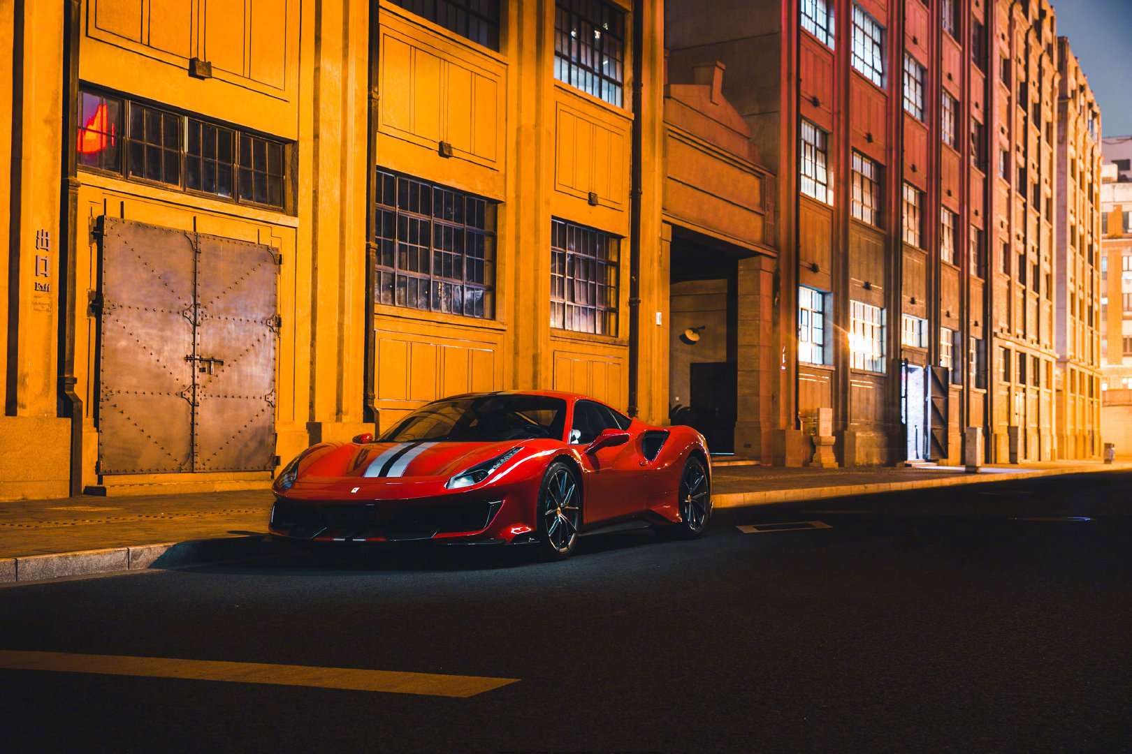 你说美不美！！Ferrari 488 Pista 配上魔都都市的夜景
