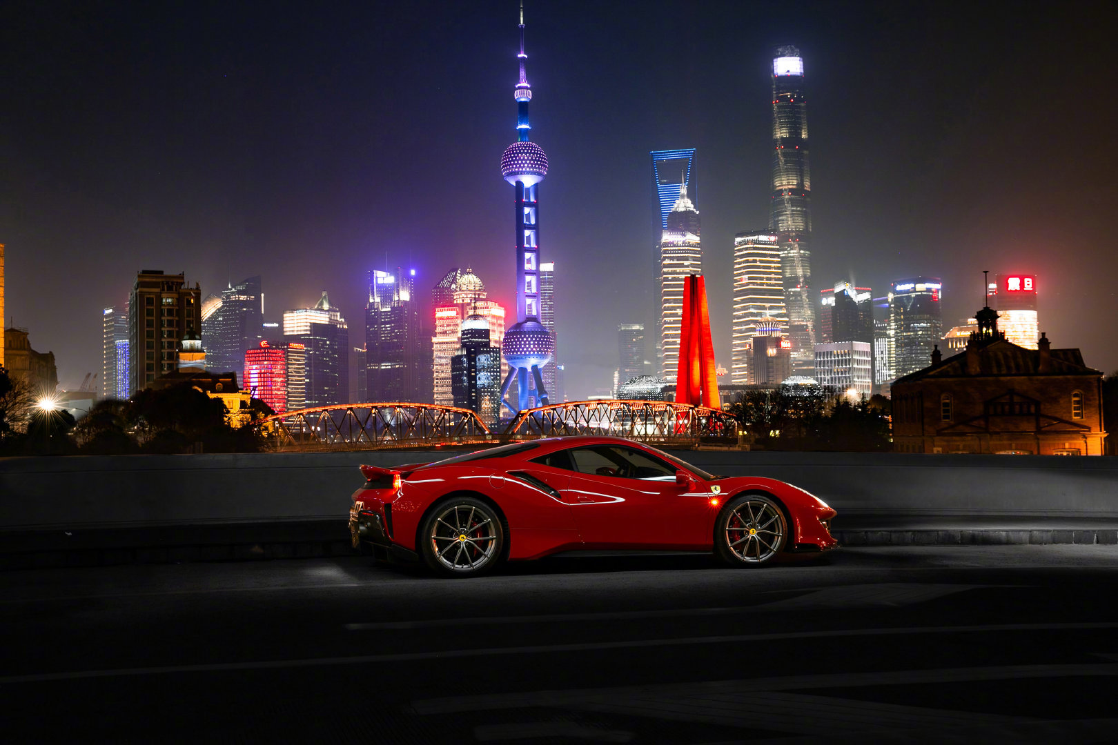 你说美不美！！Ferrari 488 Pista 配上魔都都市的夜景