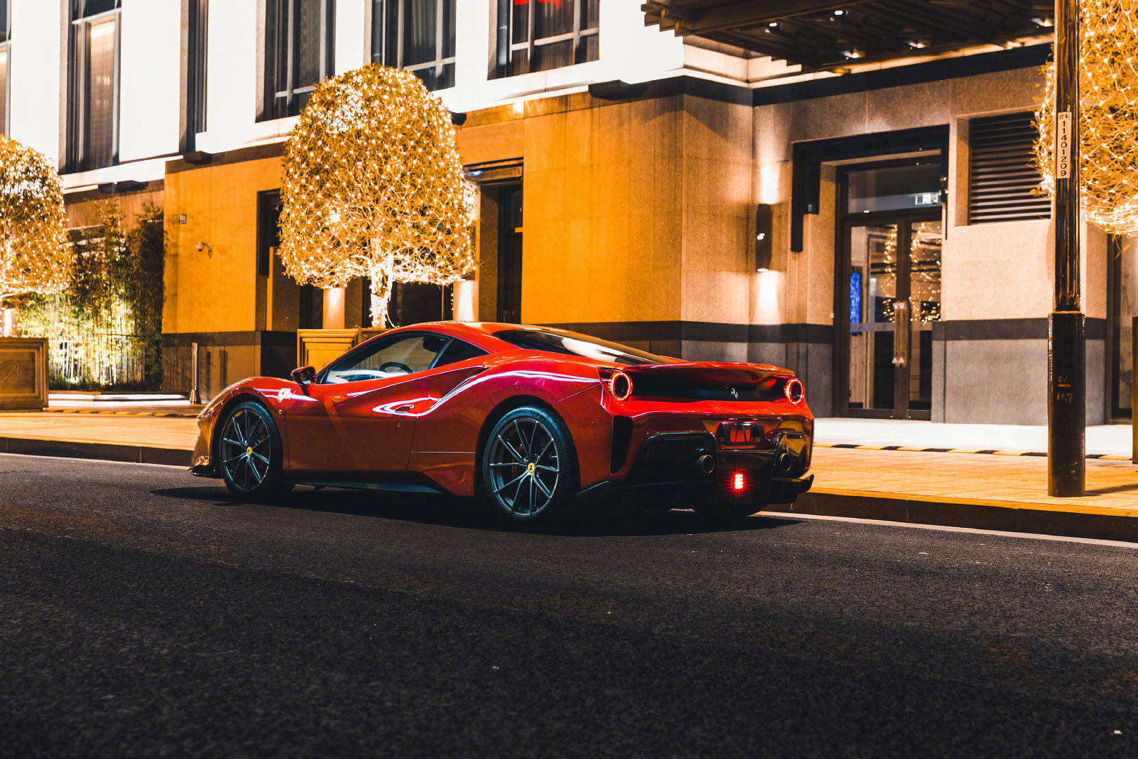 你说美不美！！Ferrari 488 Pista 配上魔都都市的夜景