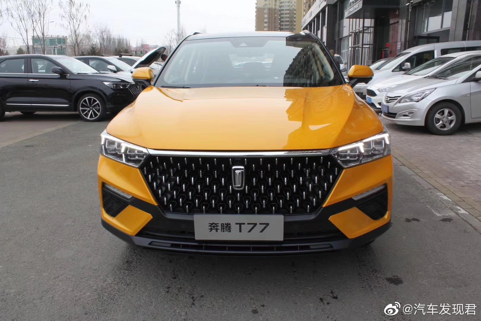 奔腾T77 19款1.2T自动尊贵型 国五排放 斯木黄/黑顶