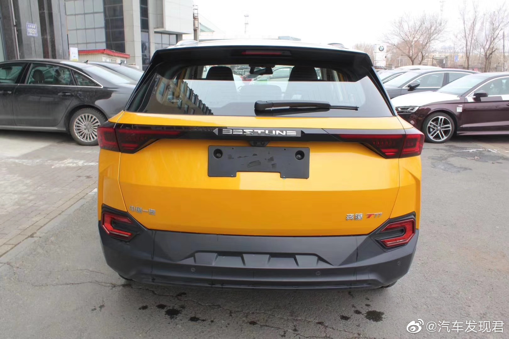 奔腾T77 19款1.2T自动尊贵型 国五排放 斯木黄/黑顶