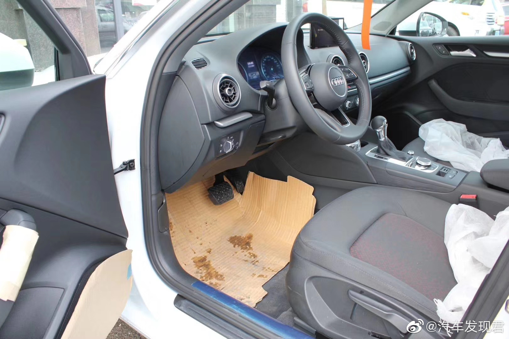 奥迪A3 白+黑，国五 19款1.4T进取两厢