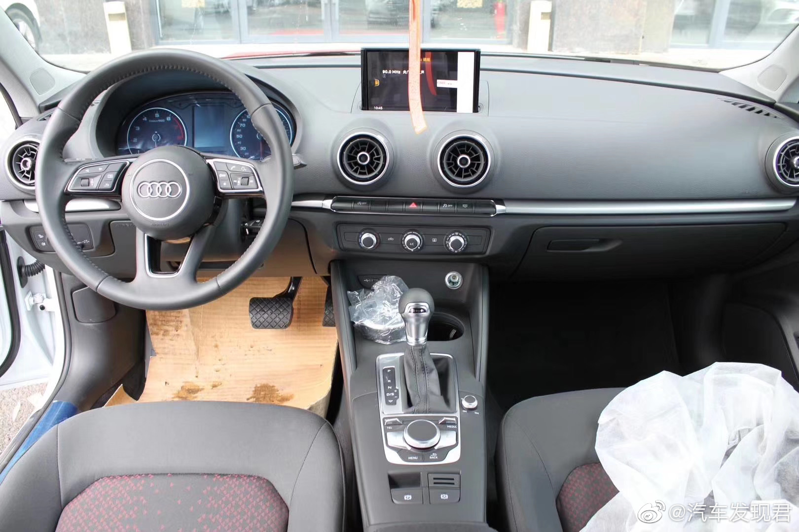 奥迪A3 白+黑，国五 19款1.4T进取两厢