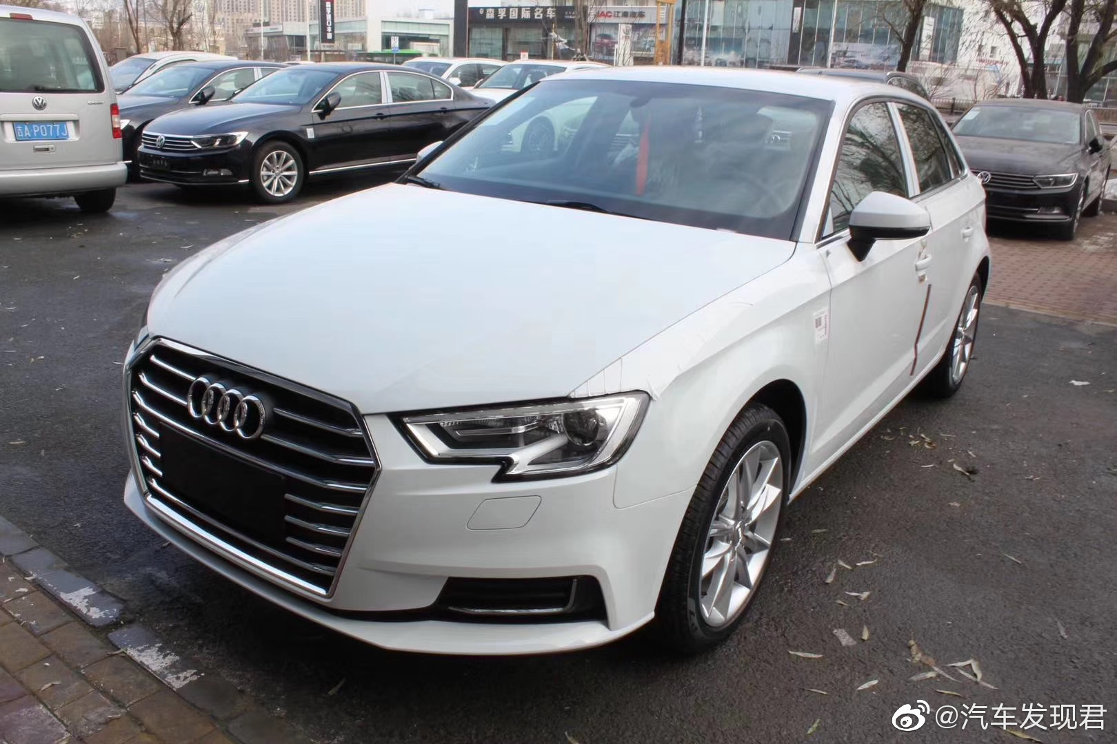 奥迪A3 白+黑，国五 19款1.4T进取两厢