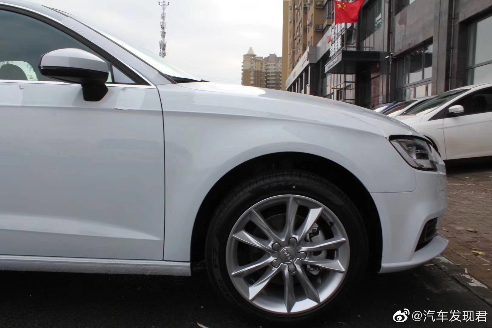 奥迪A3 白+黑，国五 19款1.4T进取两厢