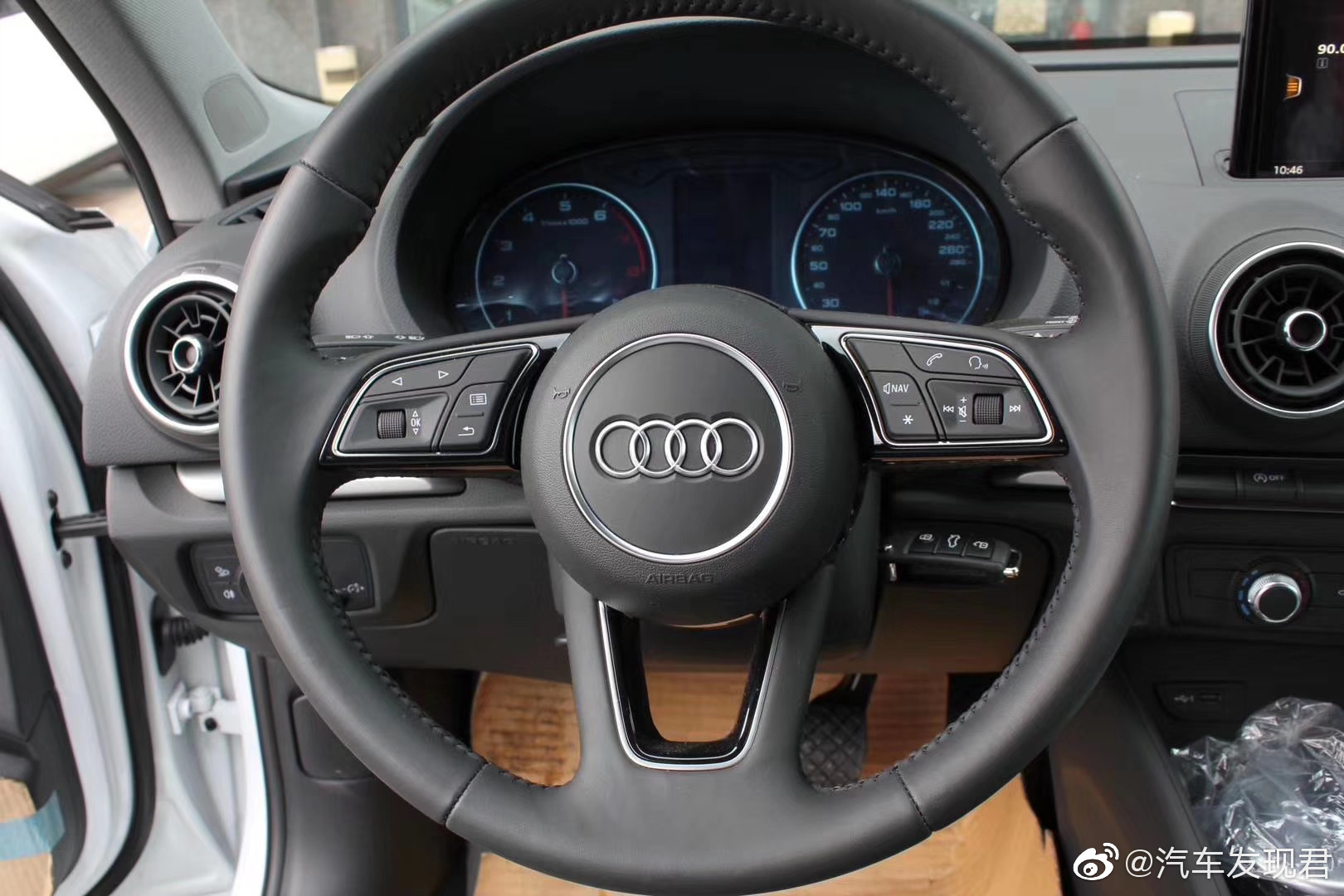 奥迪A3 白+黑，国五 19款1.4T进取两厢