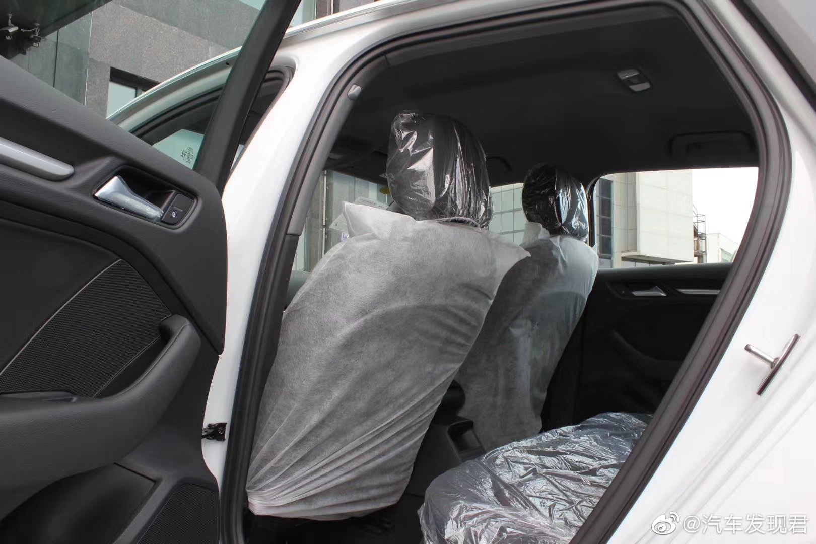 奥迪A3 白+黑，国五 19款1.4T进取两厢