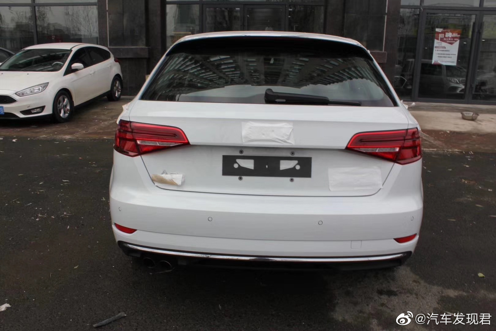 奥迪A3 白+黑，国五 19款1.4T进取两厢