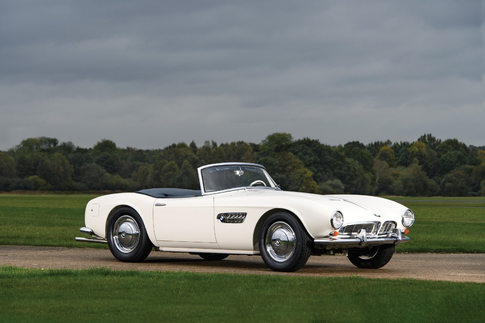 1957的BMW 507放在现在回头率也不会低