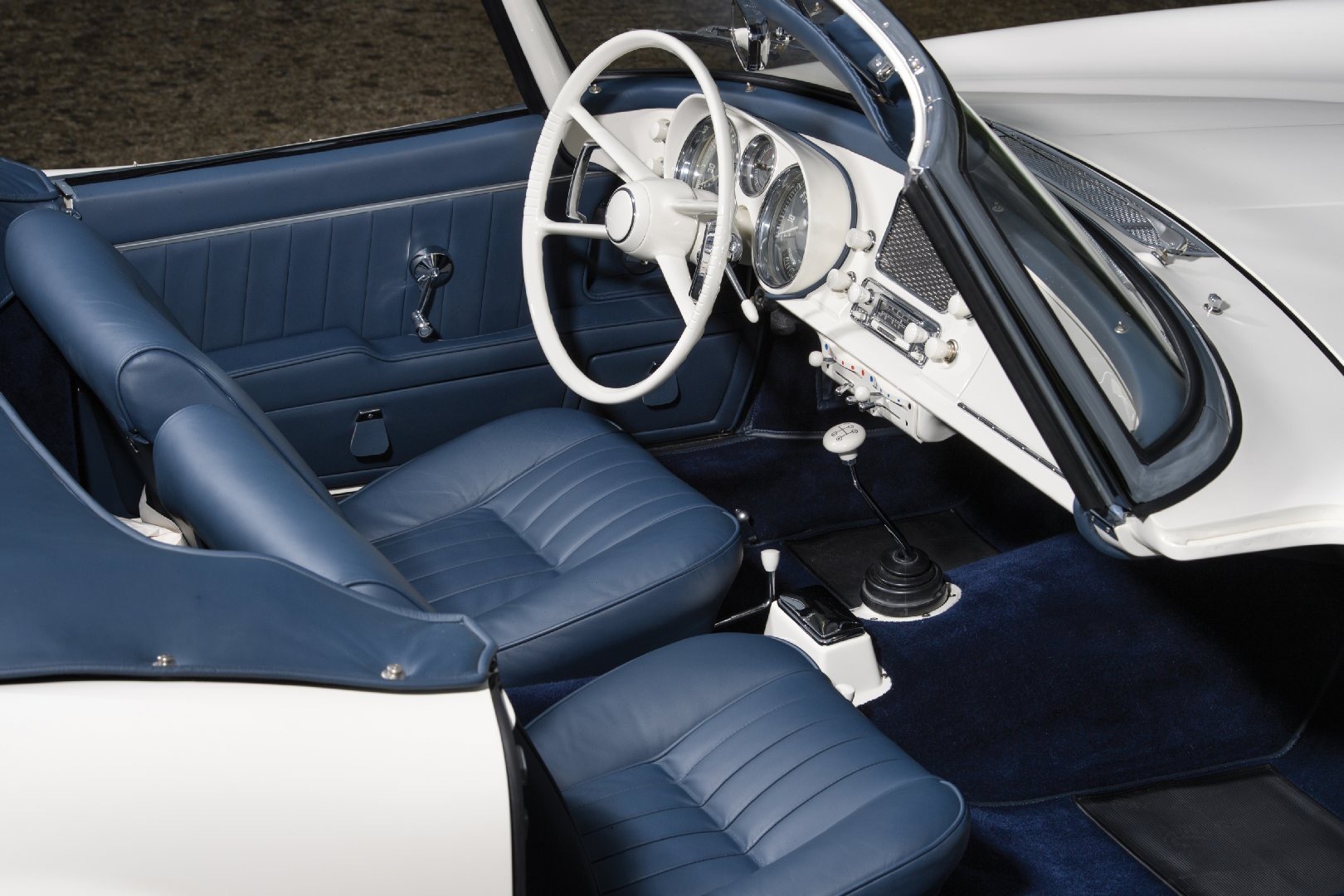 1957的BMW 507放在现在回头率也不会低