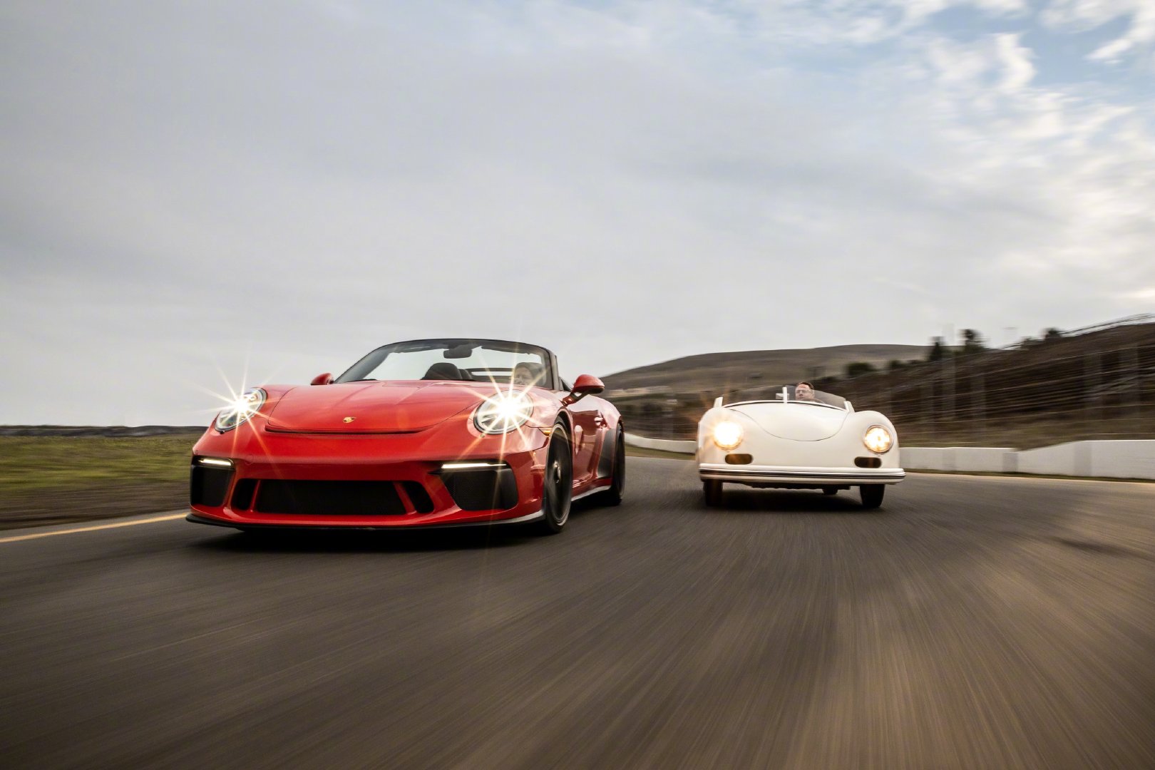 保时捷 356 & 911 Speedster     赛道红白较量！