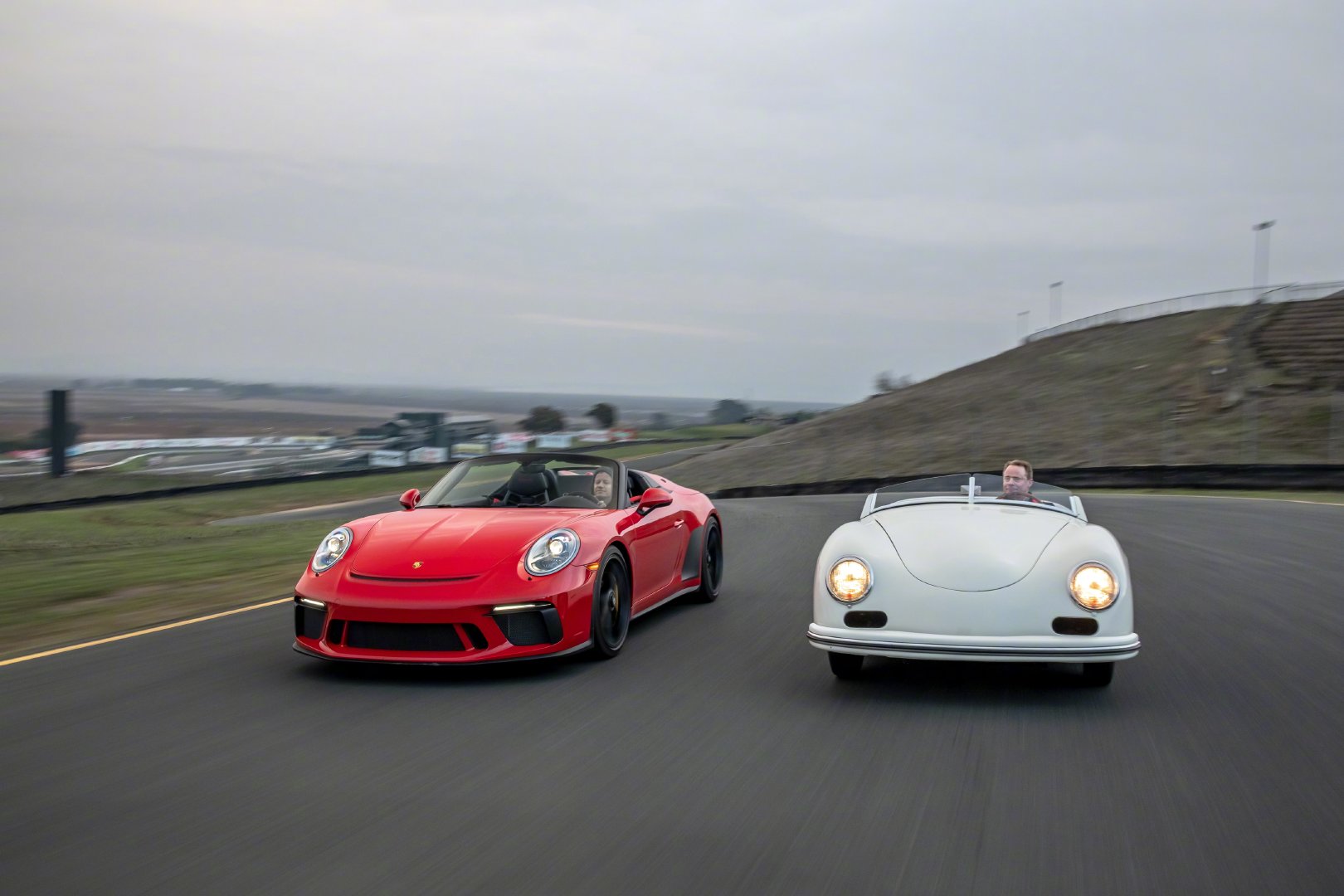 保时捷 356 & 911 Speedster     赛道红白较量！