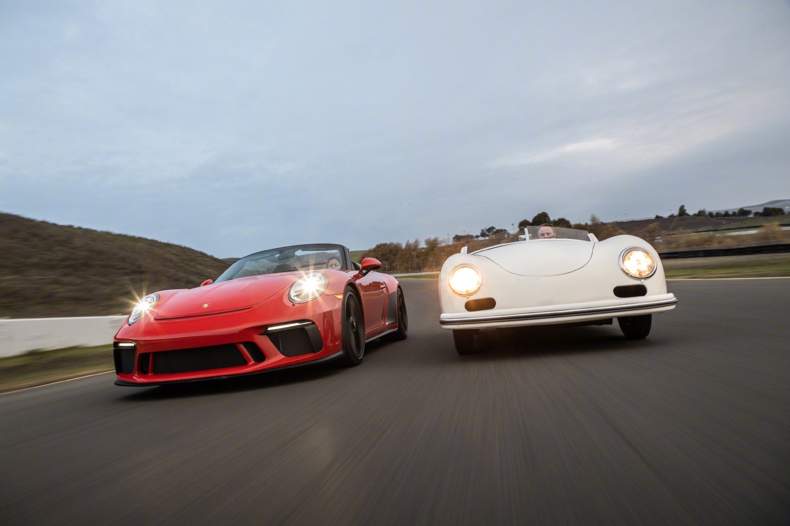 保时捷 356 & 911 Speedster     赛道红白较量！