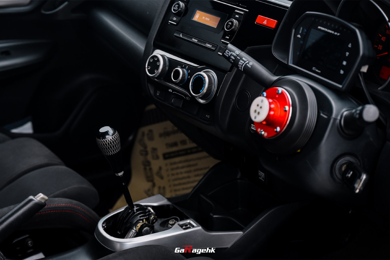 街道上行驶的本田飞度 带有GK车身的K系列，可以肯定看到3xx马力