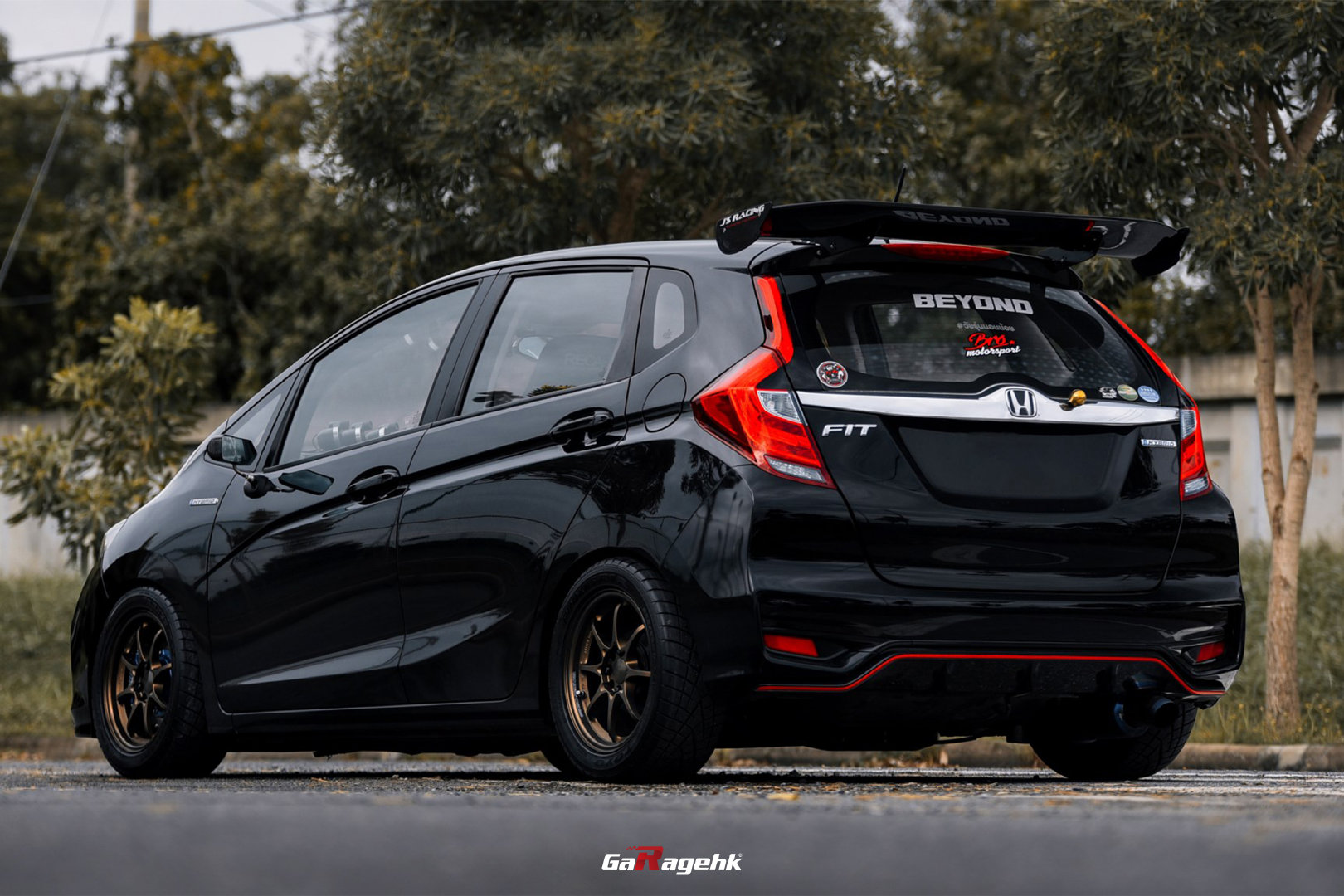 街道上行驶的本田飞度 带有GK车身的K系列，可以肯定看到3xx马力