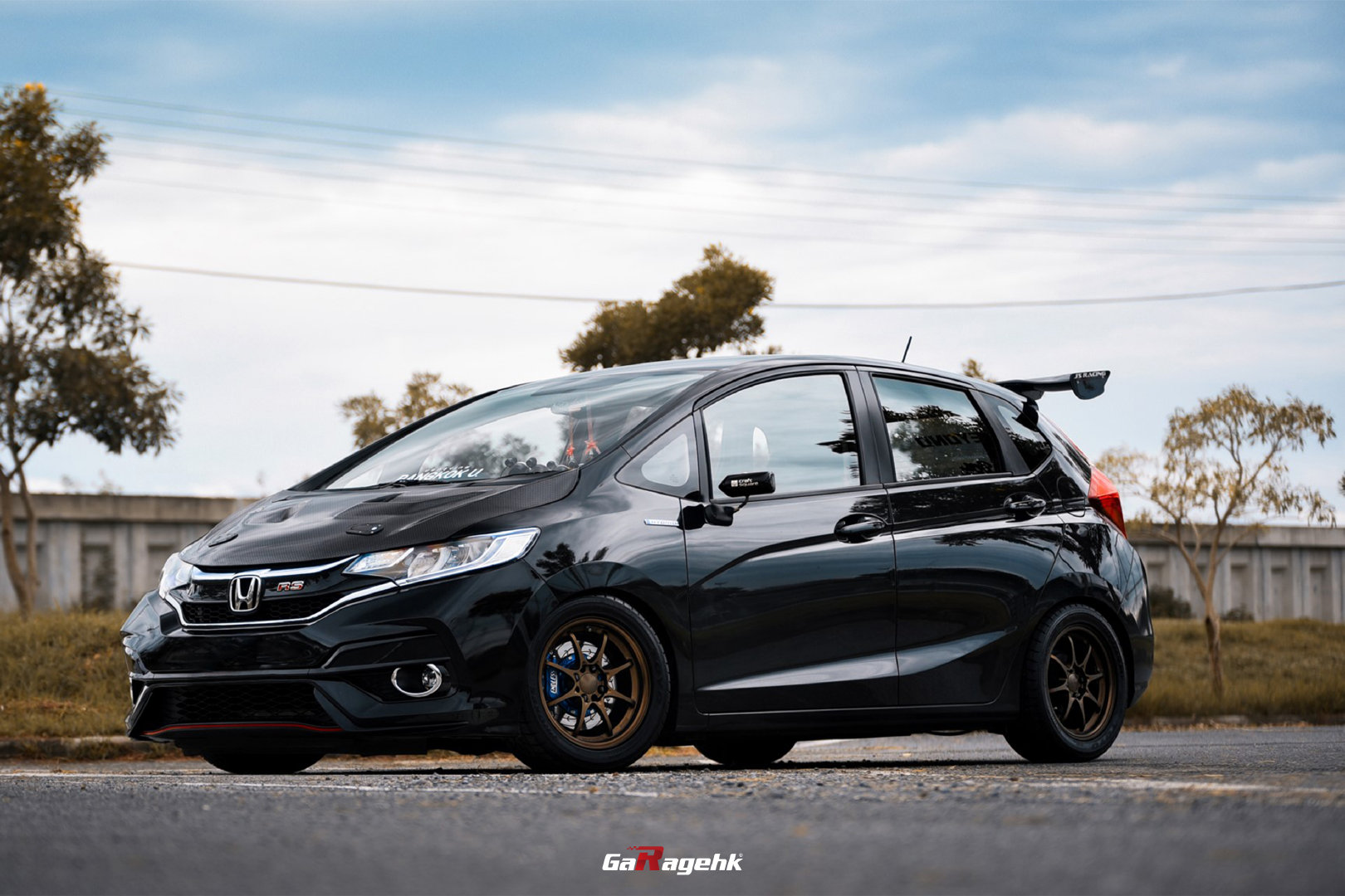 街道上行驶的本田飞度 带有gk车身的k系列,可以肯定看到3xx马力