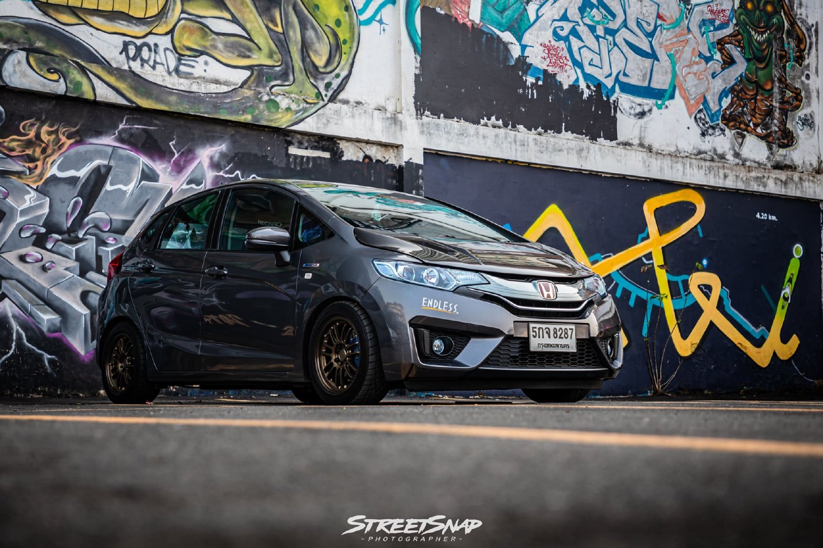 这个灰色的 三代目 本田飞度 GK5 国产木有，这颜色你们喜欢不