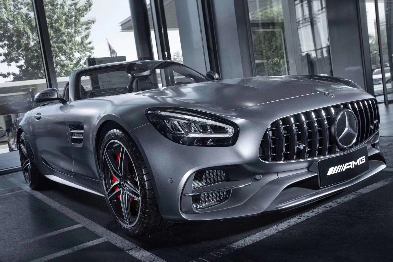 奔驰哑光灰GTC 敞篷 行驶在路上回头率不比牛马差，价格185万