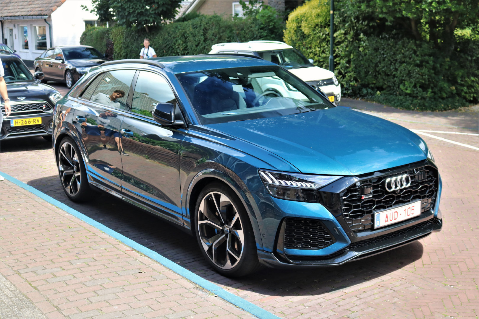 奥迪RS Q8，性能猛兽的气场，无需赘述。