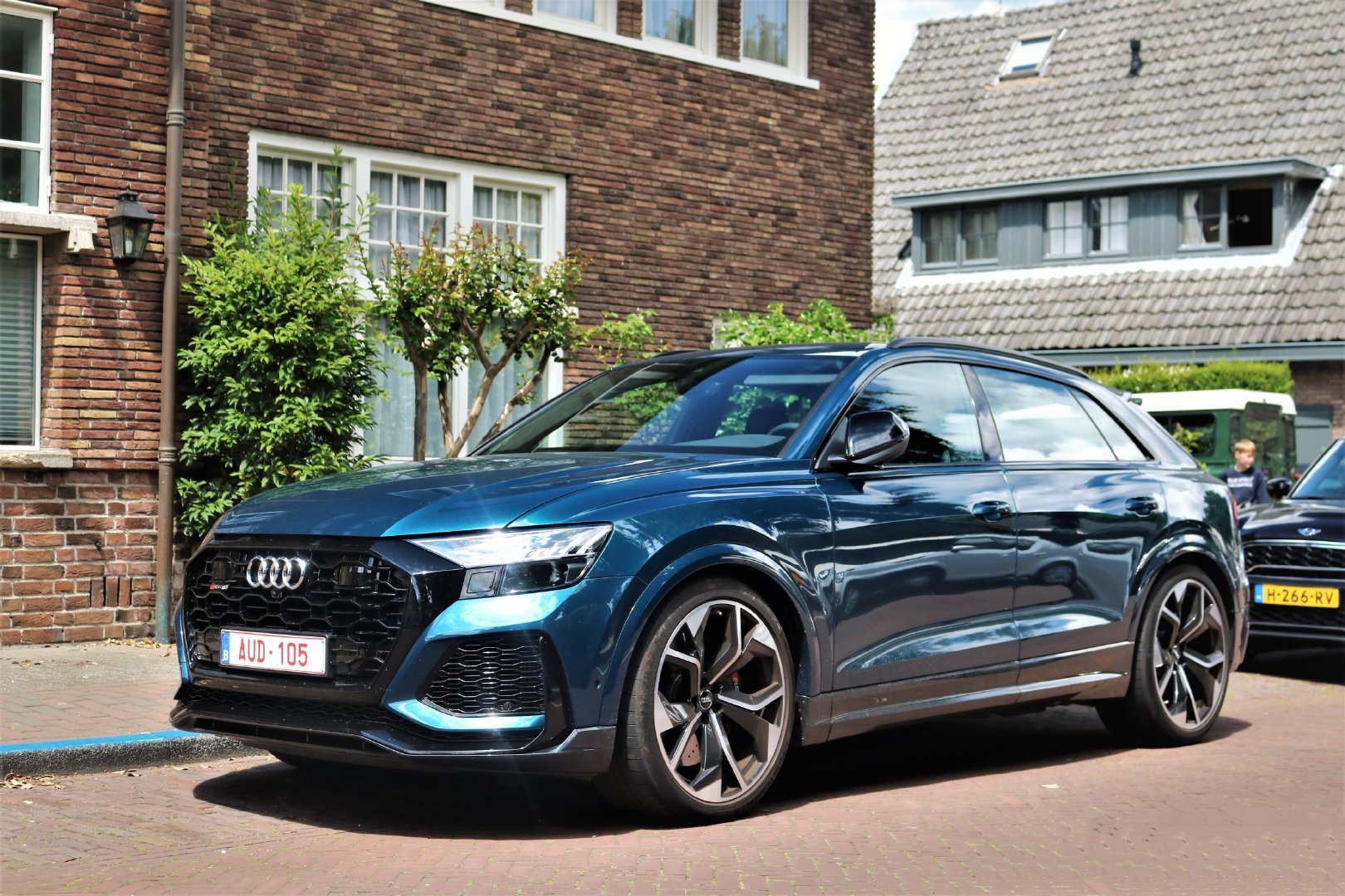 奥迪RS Q8，性能猛兽的气场，无需赘述。