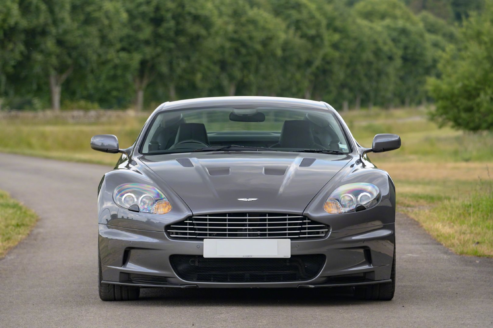 好看的汽车：Aston Martin DBS 美炸