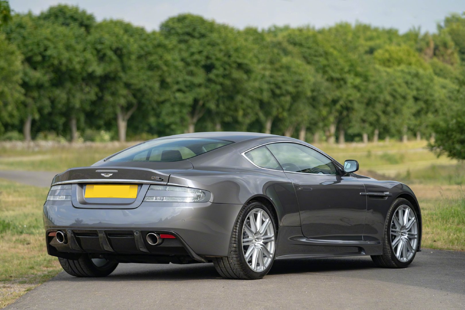 好看的汽车：Aston Martin DBS 美炸