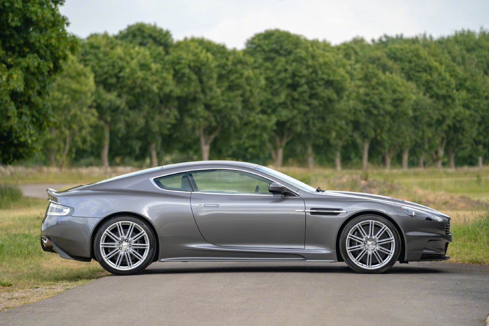 好看的汽车：Aston Martin DBS 美炸