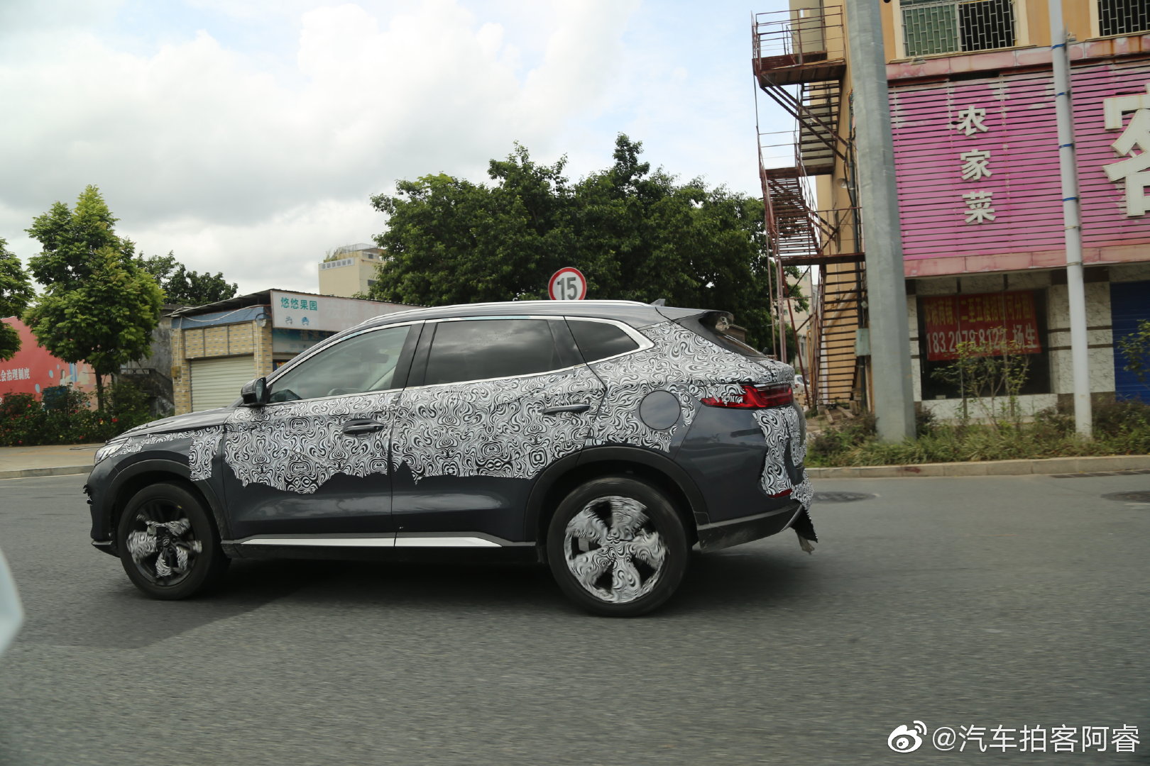 高清汽车美图：坪山偶遇比亚迪宋PLUS