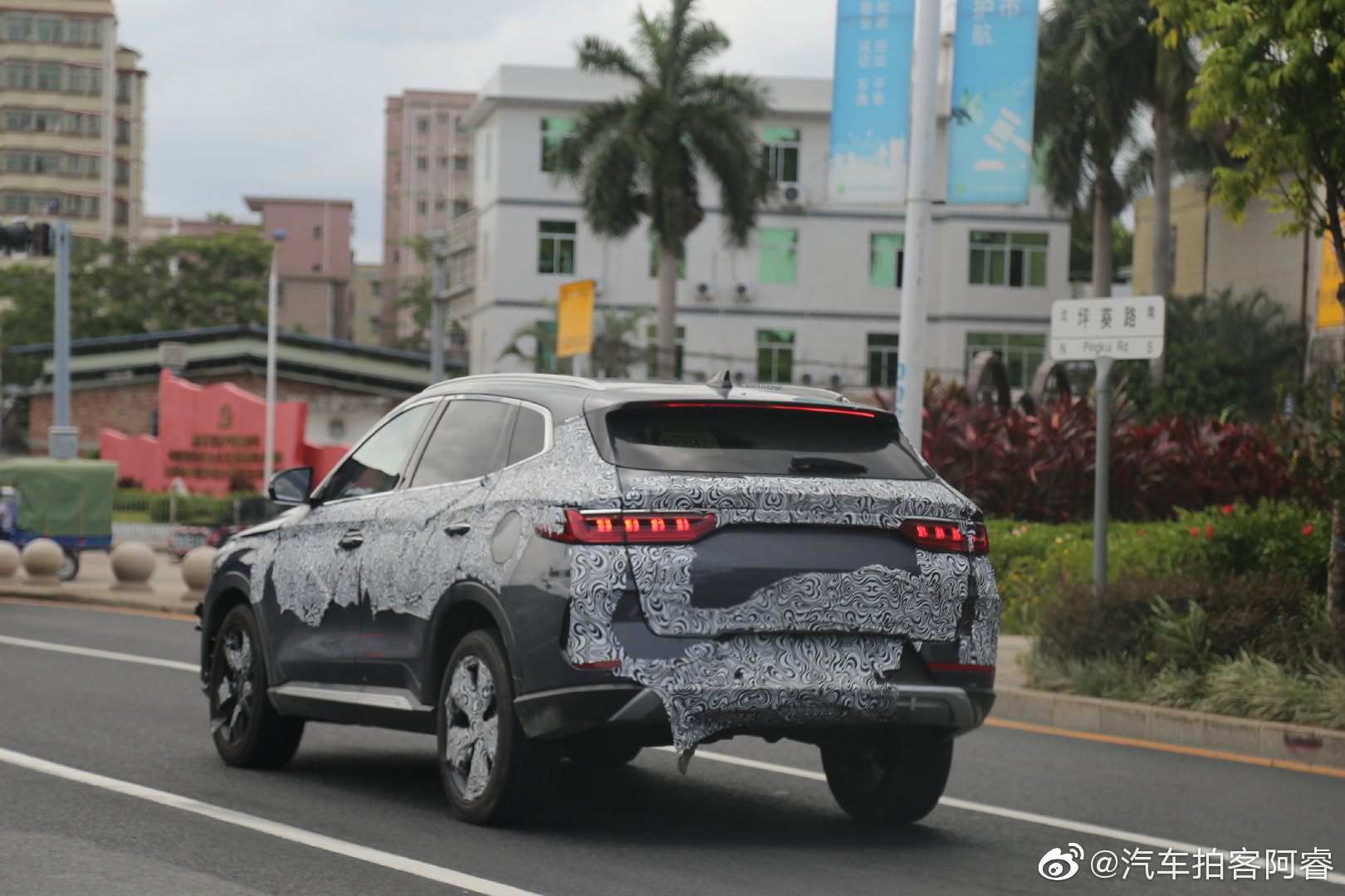 高清汽车美图：坪山偶遇比亚迪宋PLUS