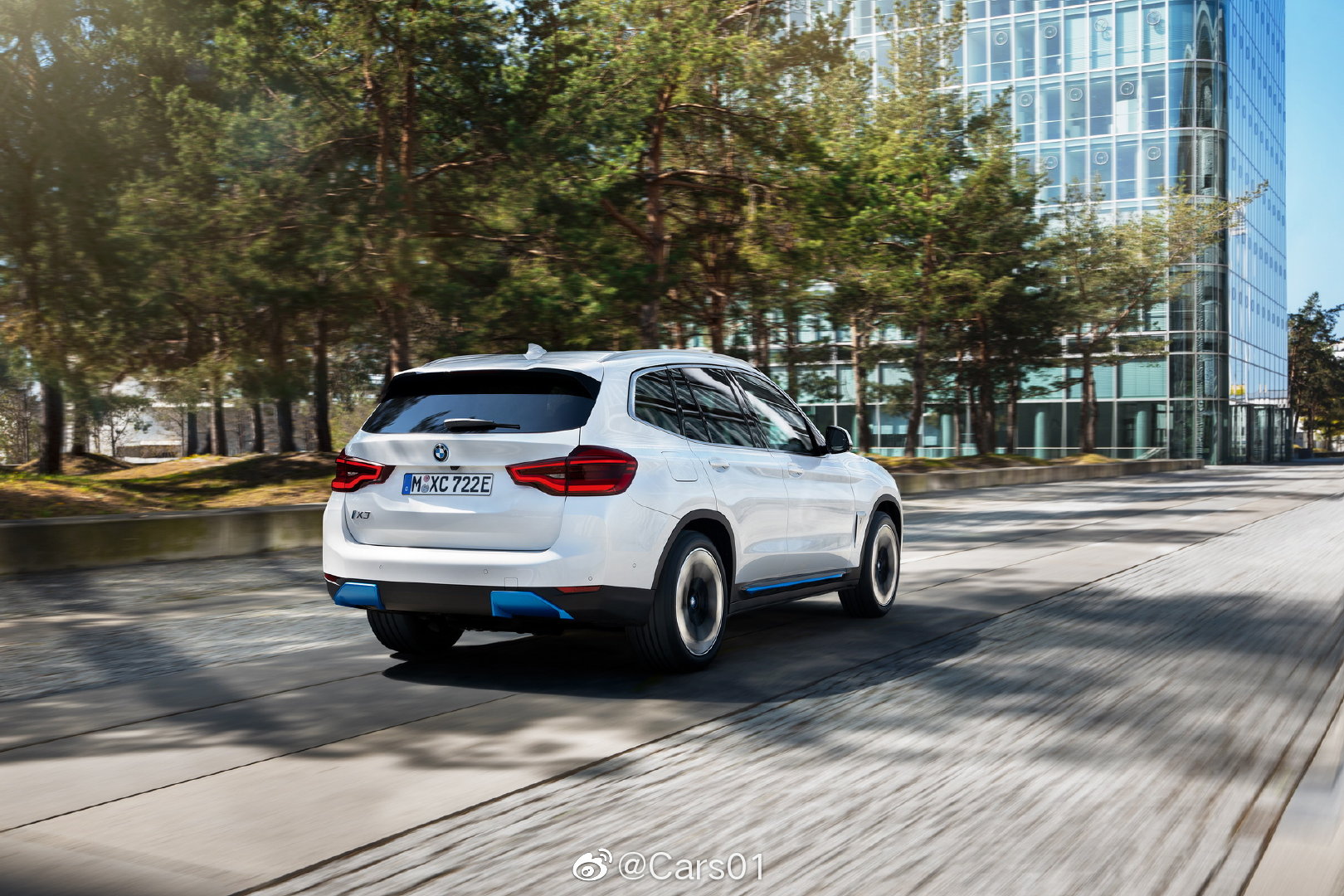 汽车美图赏析：宝马纯电动SUV iX3更多官图