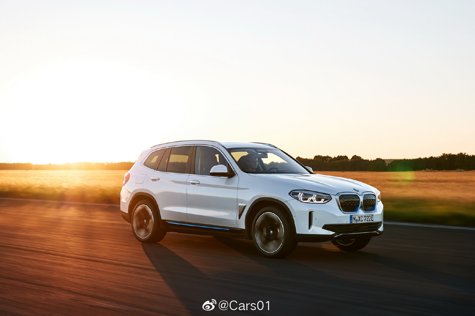 汽车美图赏析：宝马纯电动SUV iX3更多官图