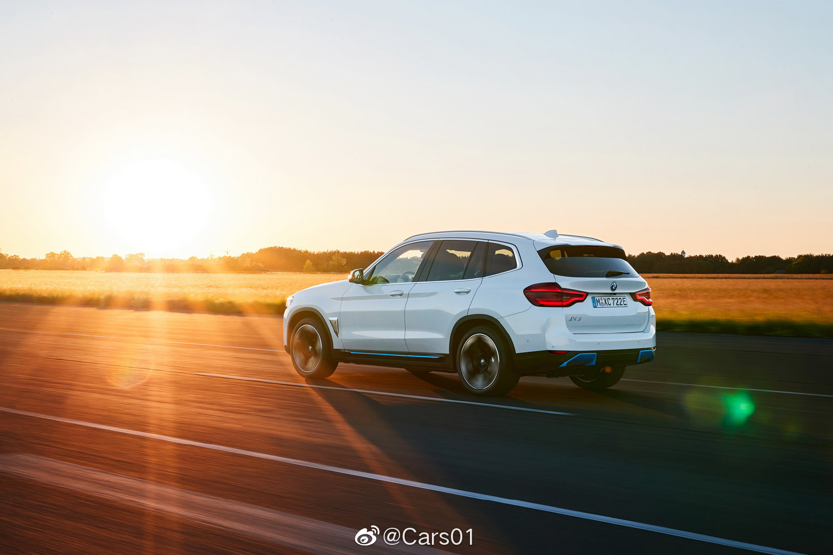 汽车美图赏析：宝马纯电动SUV iX3更多官图