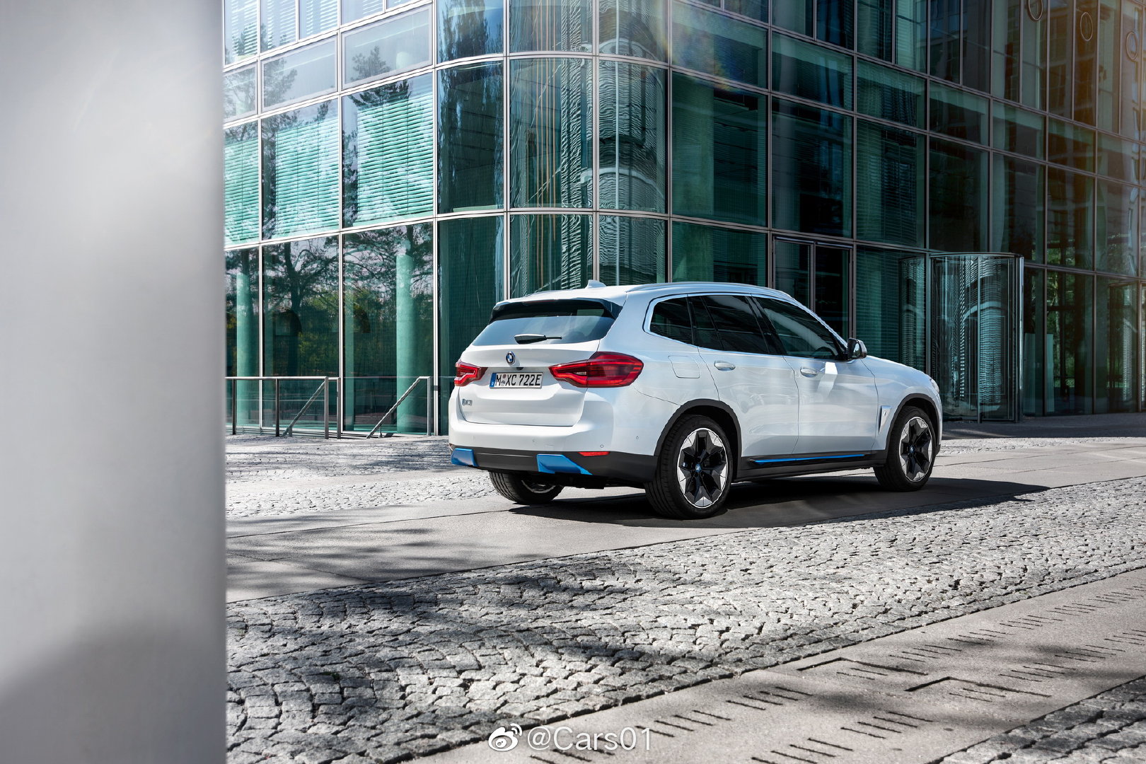 汽车美图赏析：宝马纯电动SUV iX3更多官图