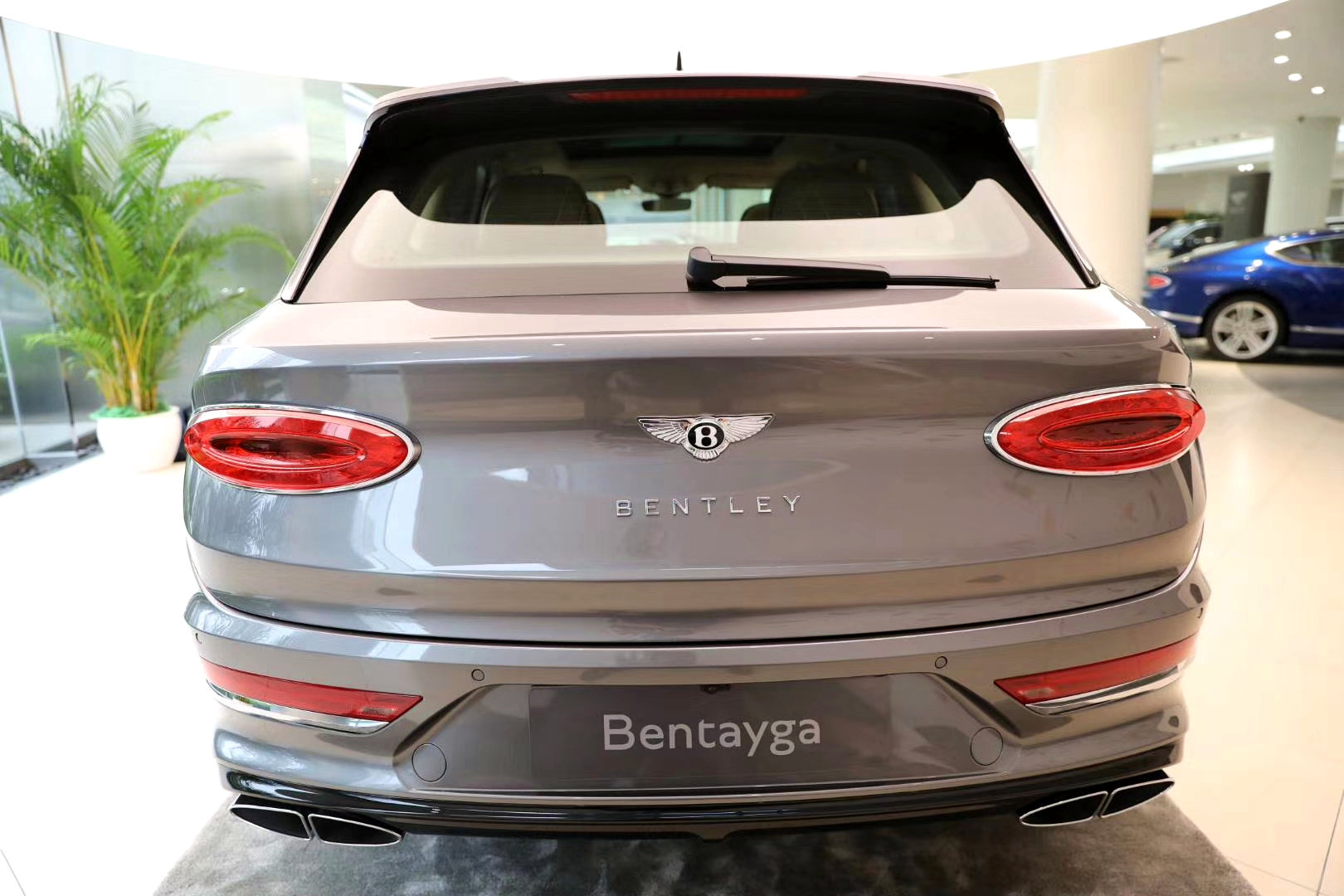 宾利新款添越展车到店，相比现款在售，更喜欢哪款？