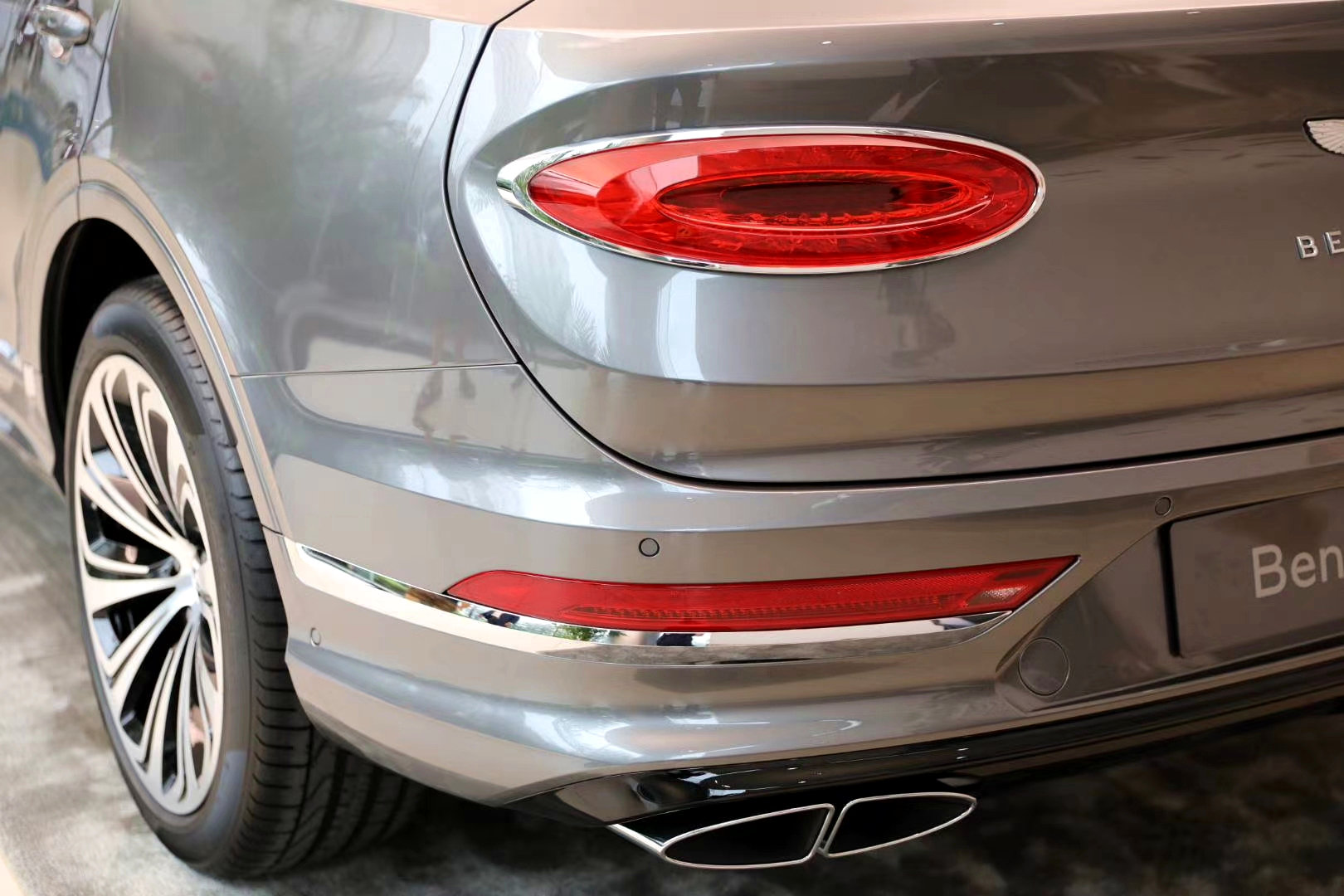 宾利新款添越展车到店，相比现款在售，更喜欢哪款？