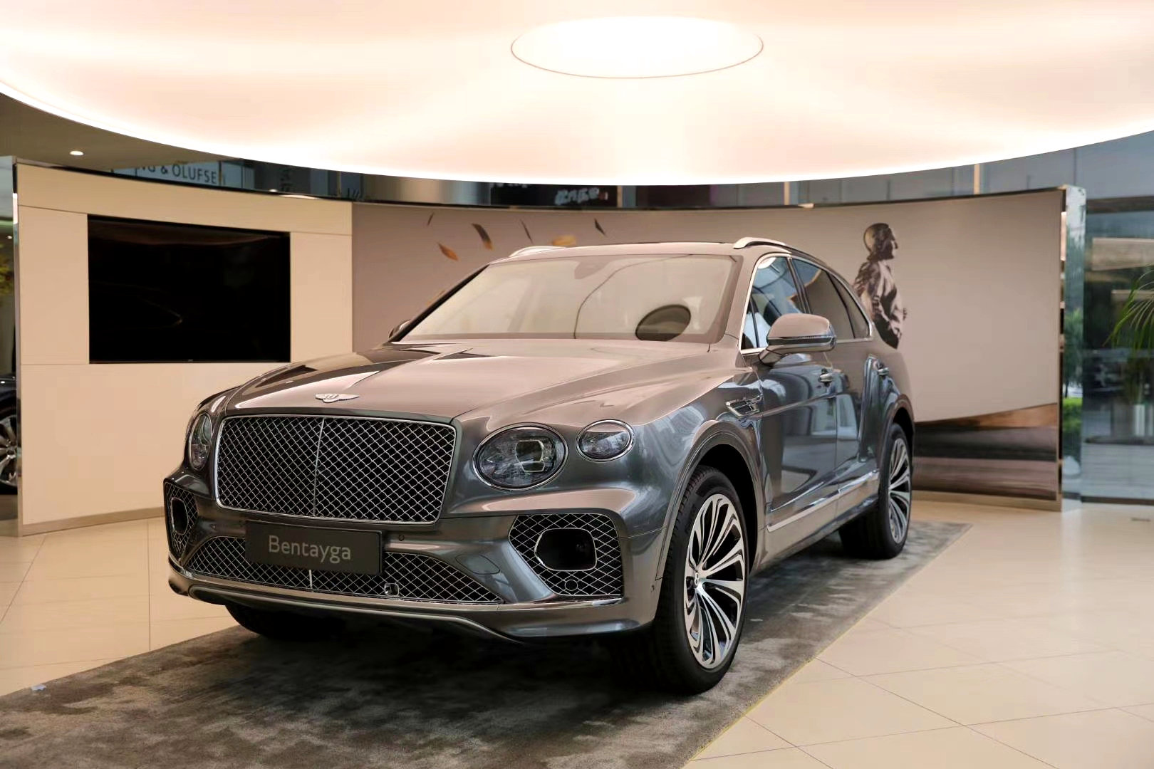 宾利新款添越展车到店，相比现款在售，更喜欢哪款？