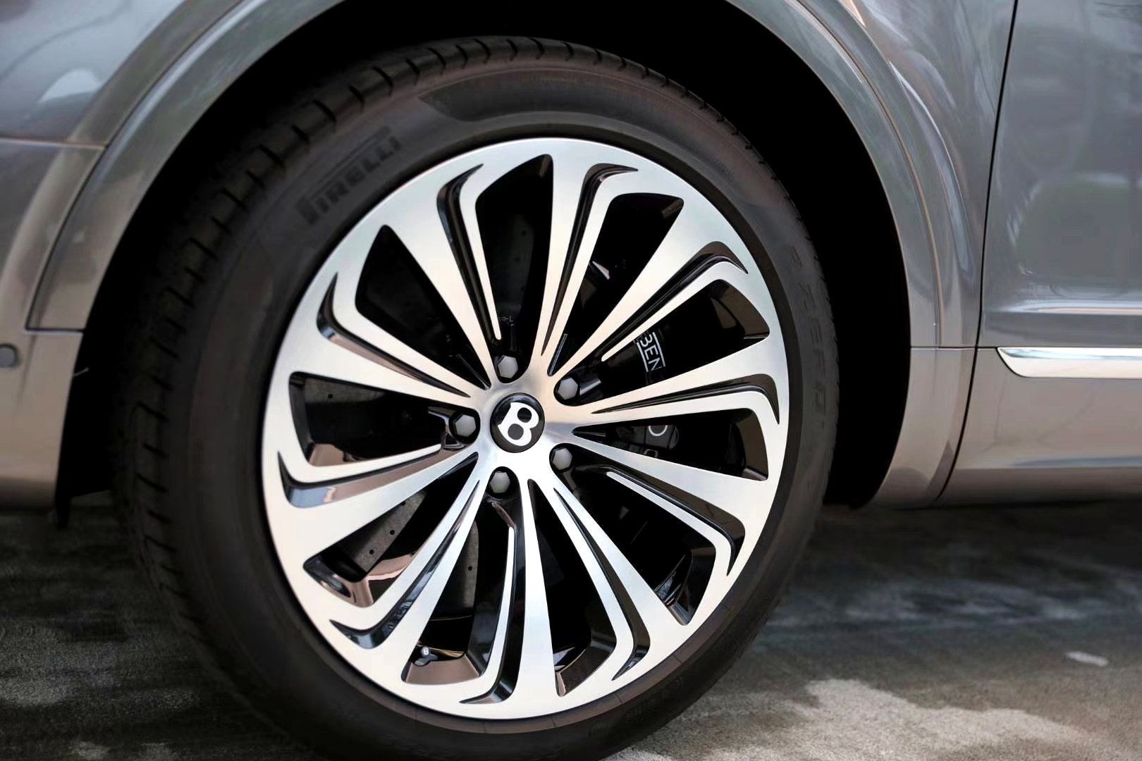 宾利新款添越展车到店，相比现款在售，更喜欢哪款？