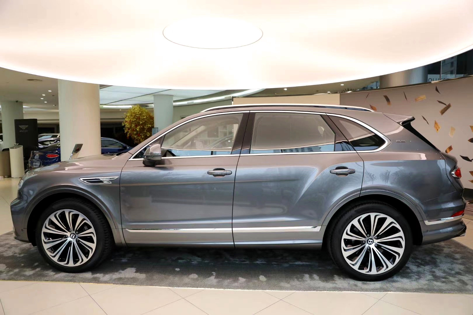 宾利新款添越展车到店，相比现款在售，更喜欢哪款？