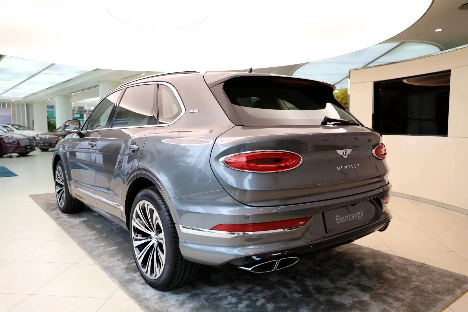 宾利新款添越展车到店，相比现款在售，更喜欢哪款？