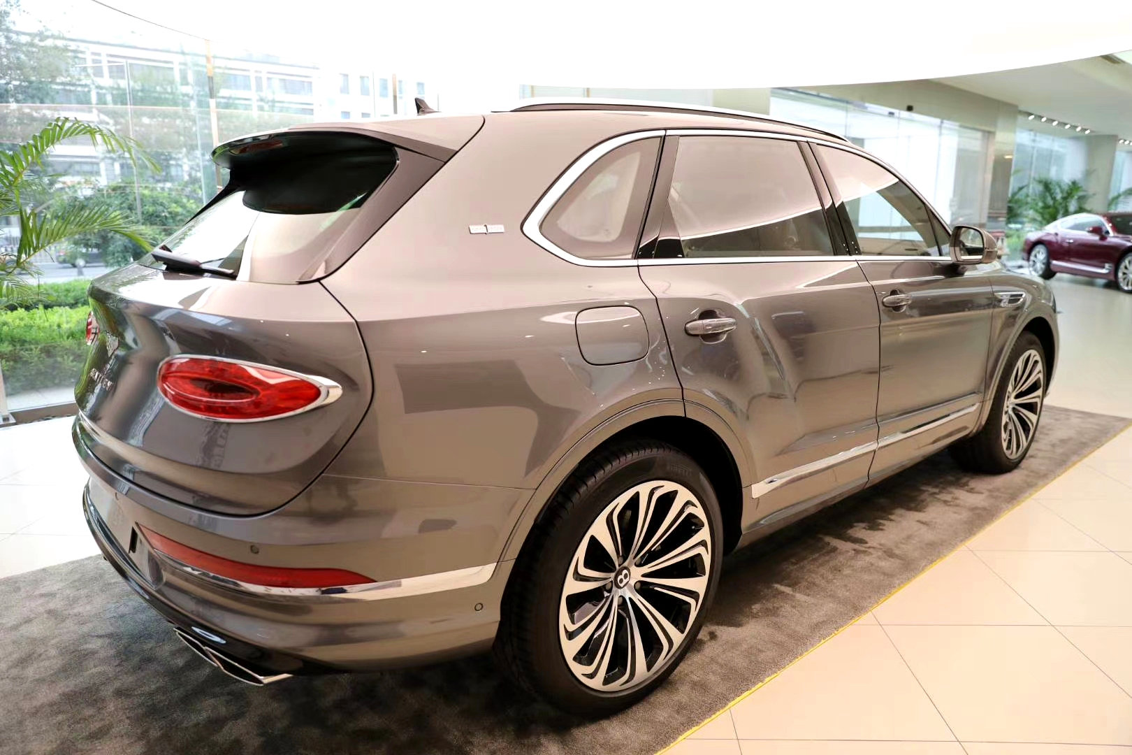 宾利新款添越展车到店，相比现款在售，更喜欢哪款？