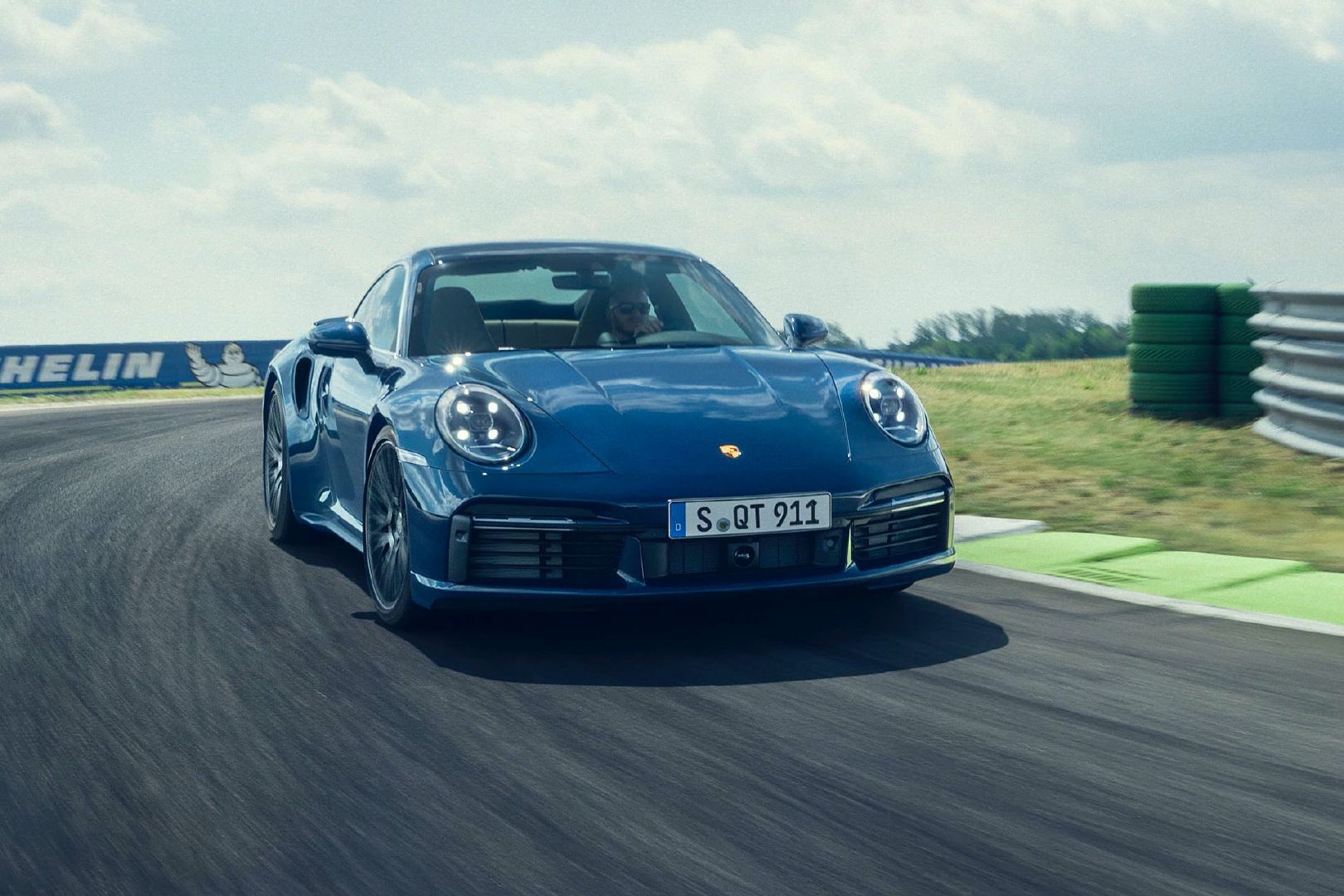 2021 Porsche 911 Turbo虽少个“S”，但实力仍不容小嘘