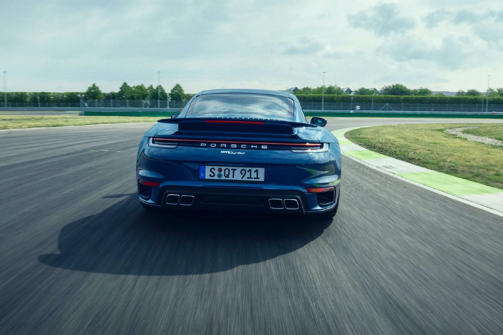 2021 Porsche 911 Turbo虽少个“S”，但实力仍不容小嘘