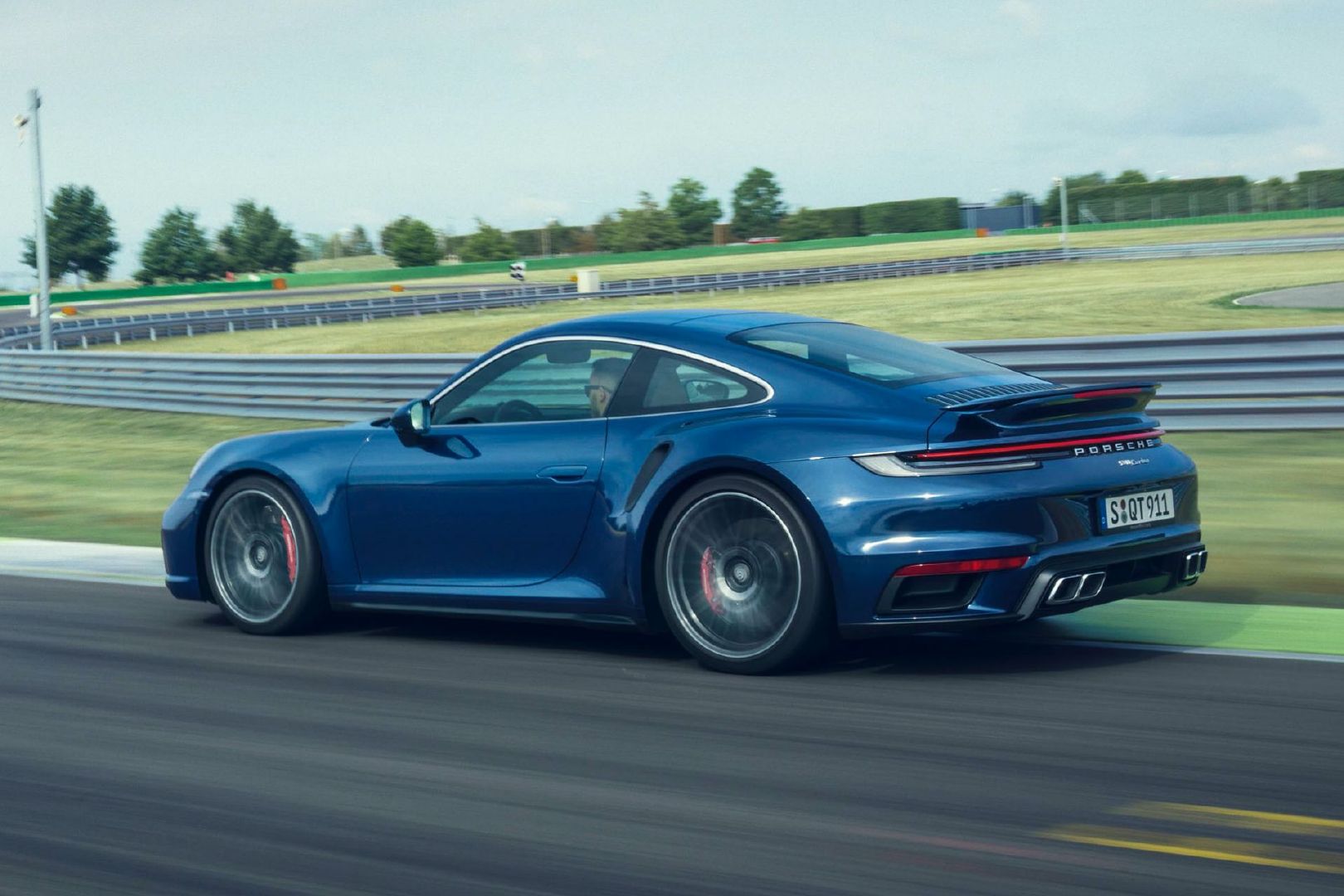 2021 Porsche 911 Turbo虽少个“S”，但实力仍不容小嘘