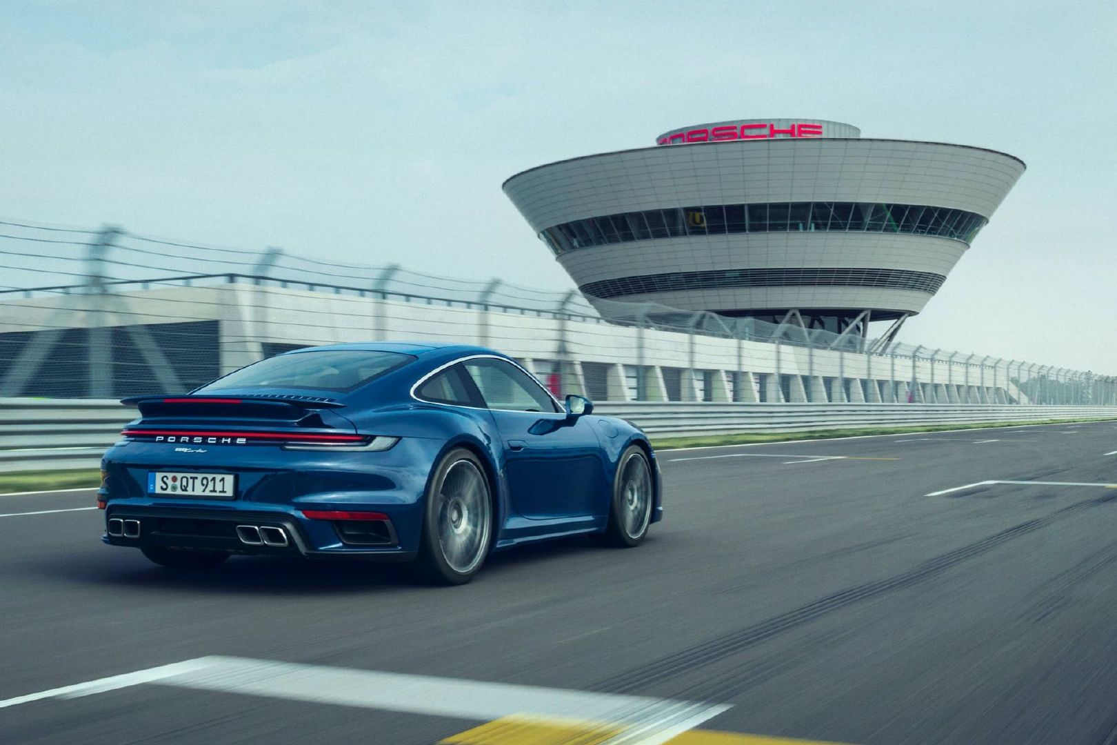 2021 Porsche 911 Turbo虽少个“S”，但实力仍不容小嘘