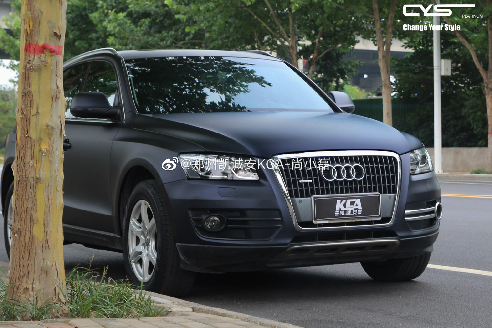 奥迪Q5超哑黑幻蓝 顾名思义 整车看起来黑色之中变幻着蓝色