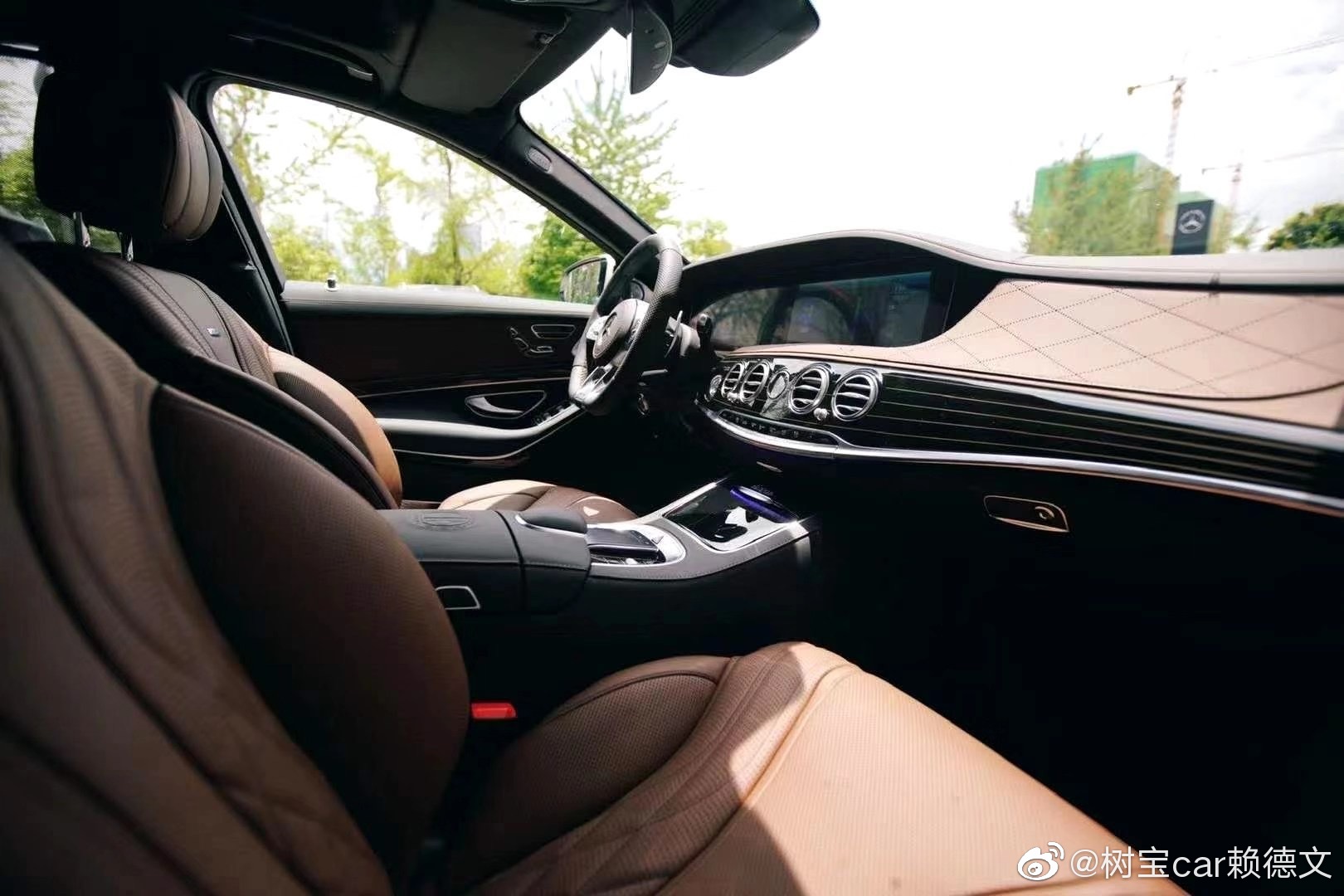 奔驰s65lamg白棕黑黑指导价27388万加价
