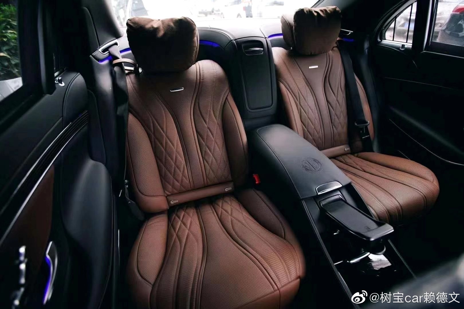 奔驰S65L AMG 白棕 黑黑，指导价273.88万，加价...